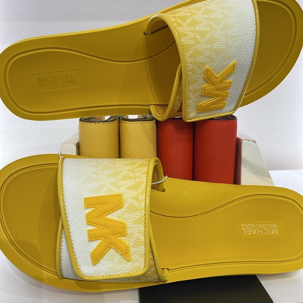 Michael Kors Slide Logo Sandals Palmer Ombré Signature
Daisy Yellow 
NWT - Picture 10 of 16